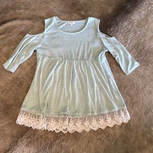Cold shoulder boutique top
